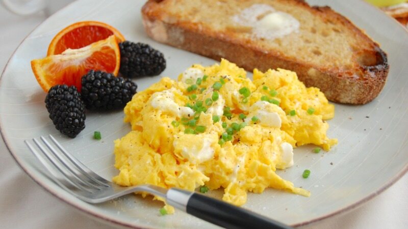 هرگز تخم مرغ و پنیر را صبح ها با یکدیگر نخورید