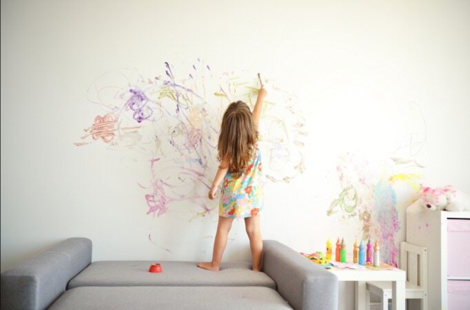 با این روش ها به راحتی نقاشی ماژیک کودکتان را از روی دیوار پاک کنید
