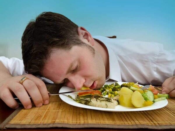 چرا بعد خوردن غذا احساس خواب آلودگی می کنیم؟