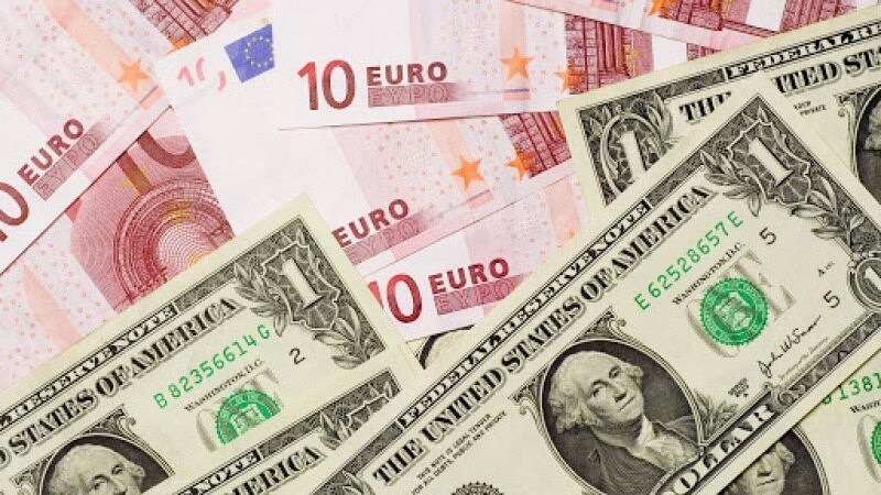 کاهش قیمت دلار و یورو در صرافی ملی/نرخ ۲۸ ارز رسمی کاهشی شد
