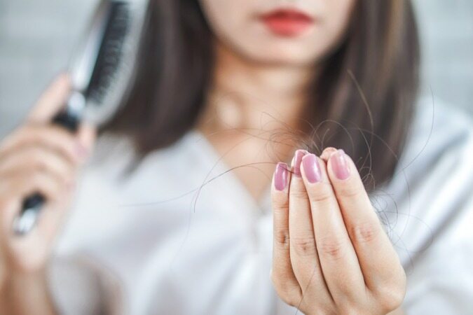 7 علت عجیب که باعث ریزش مو و کچل شدن شما می شوند