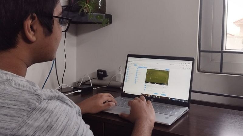 پسر ۱۷ ساله‌ پول می‌گیرد تا فوتبال تماشا کند!