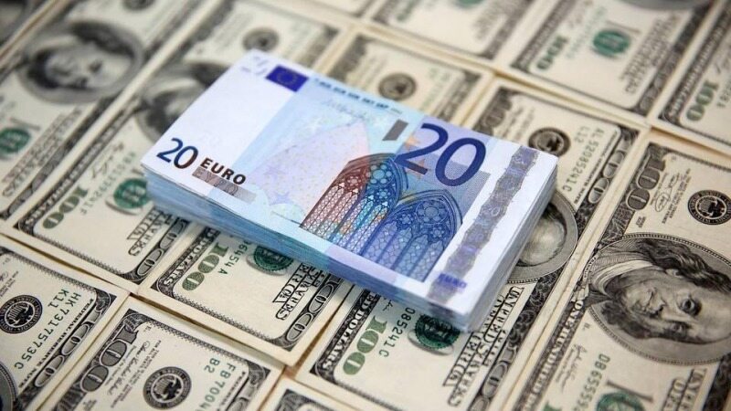 سقوط شدید قیمت دلار و یورو در بازار و صرافی ملی