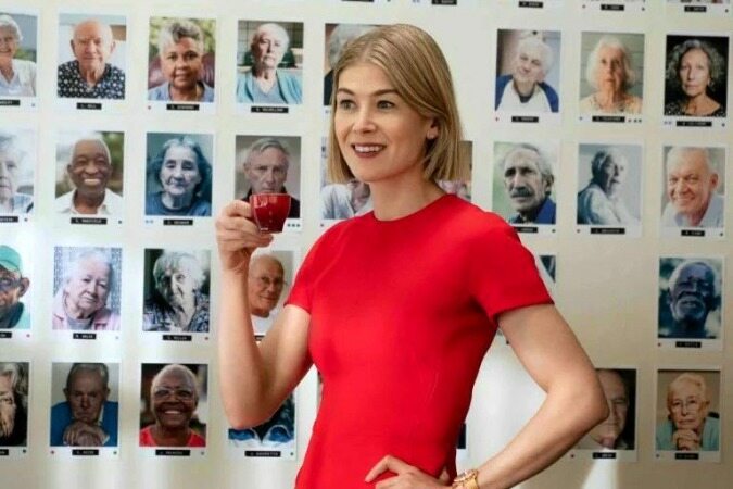 کار عجیبی که سلبریتی مشهور با جوایزش می کند