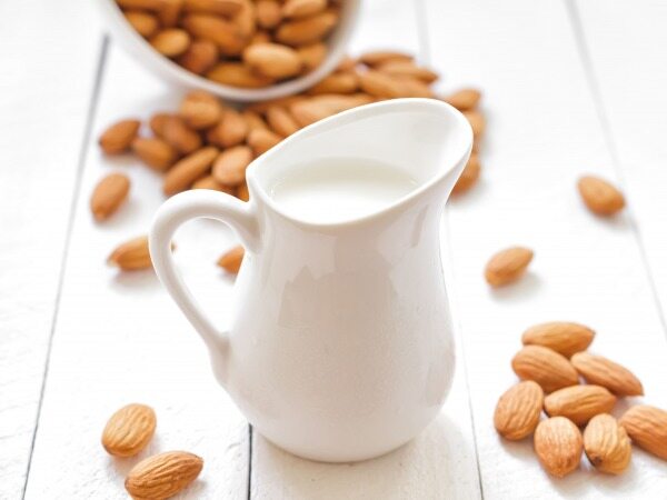 بهترین جایگزین های شیر+روش تهیه شیر بادام