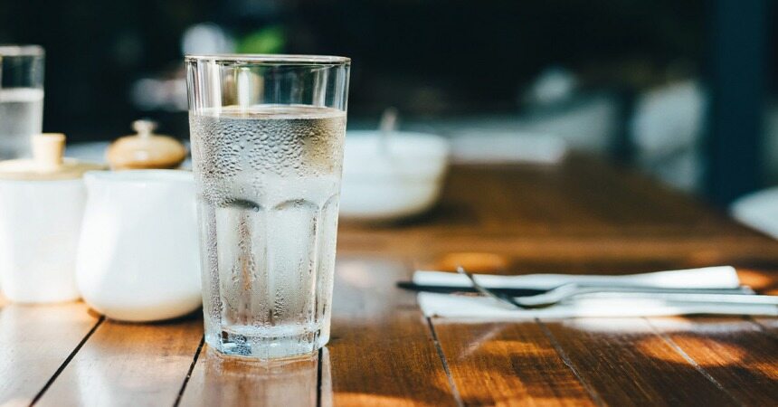 یک عمر اشتباه آب خوردیم حالا چطور آب بخوریم 