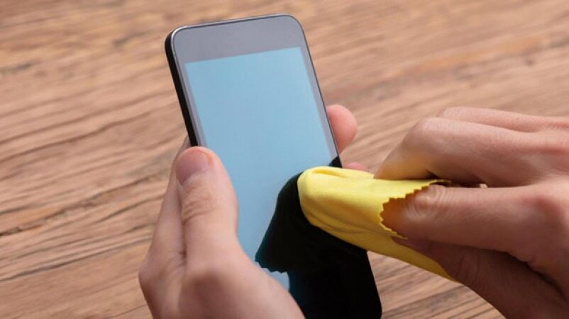 چگونه می توان بدون تخریب صفحه نمایش، گوشی خود را به روش صحیح تمیز کرد