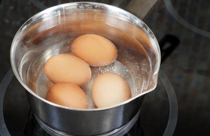 چگونه بدون جوشاندن تخم‌مرغ میتوانیم  تخم‌مرغ آبپز درست کنیم؟