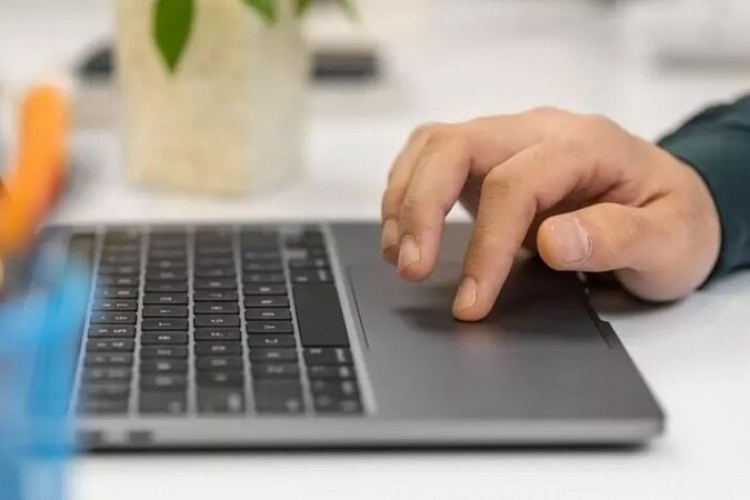 چرا بدنه لپ تاپ شوک الکتریکی به بدن وارد می‌کند؟ آیا این شوک خطرناک است؟