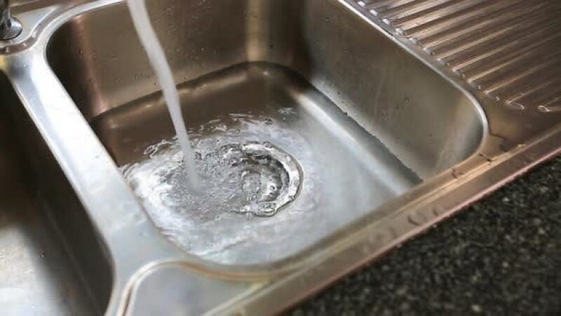 گرفتگی سینک ظرفشویی را تنها با مایع ظرشویی و آب از بین ببرید