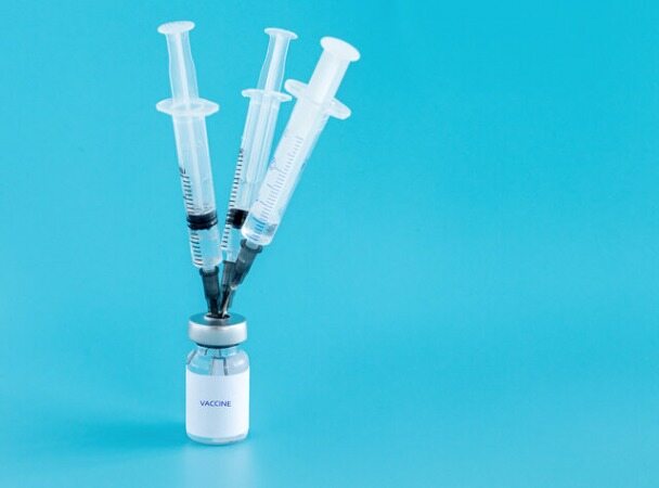چه افرادی دز تقویت‌کننده واکسن کووید-۱۹ دریافت می‌کنند؟