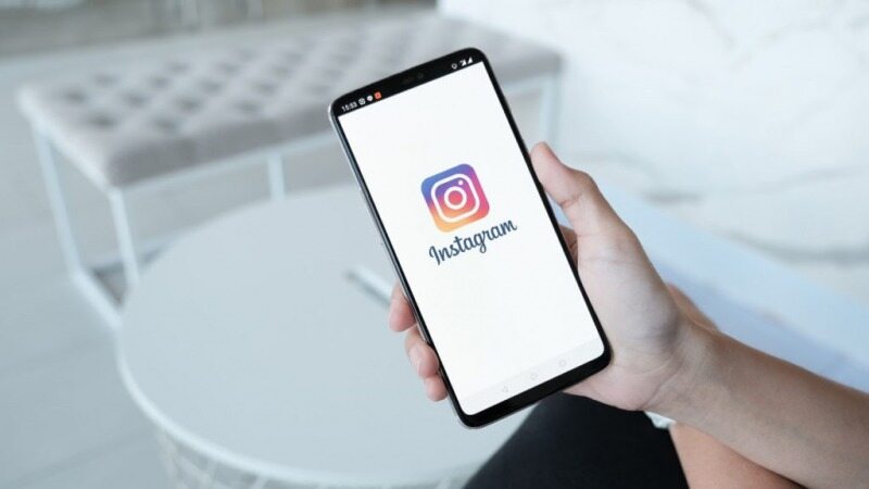 اینستاگرام قابلیت بالا کشیدن لینک‌ها در استوری‌ها را با استیکر جایگزین می‌کند