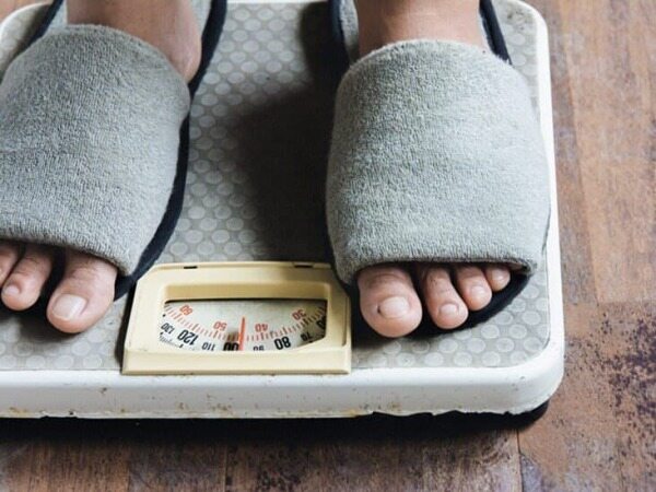 چرا وزن ما در طول روز و ساعت های مختلف تغییر می کند؟ آیا خطرناک است؟