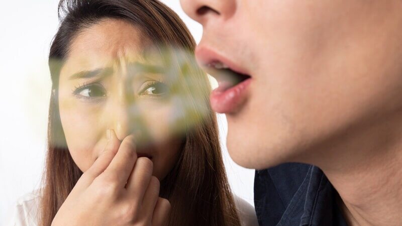 بوی بد دهان چه خطراتی دارد؟