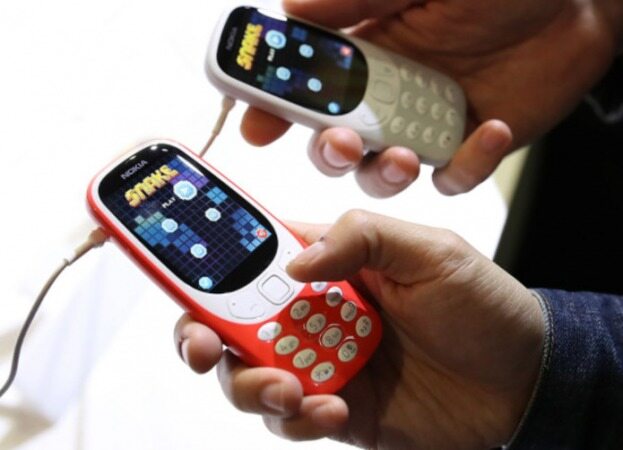 یک مرد گوشی نوکیا 3310 را قورت داد