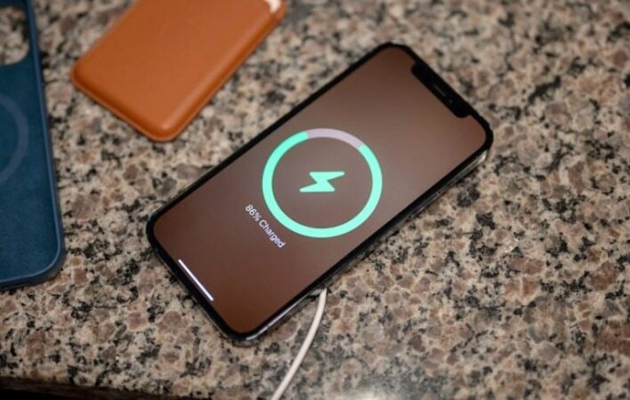 بر اساس تست‌های اولیه شارژ کامل آیفون ۱۳ چند ساعت طول می‌کشد؟