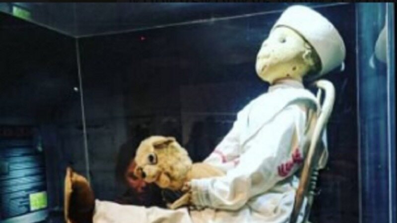 ماجرای عجیب عروسک تسخیر شده که مردم را نفرین می کند+عکس