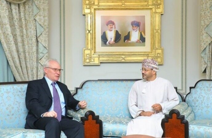 دیدار فرستاده آمریکا به یمن با وزیر خارجه عمان