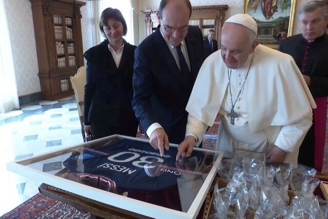 نخست وزیر فرانسه پیراهن امضا شده لیونل مسی را به پاپ داد