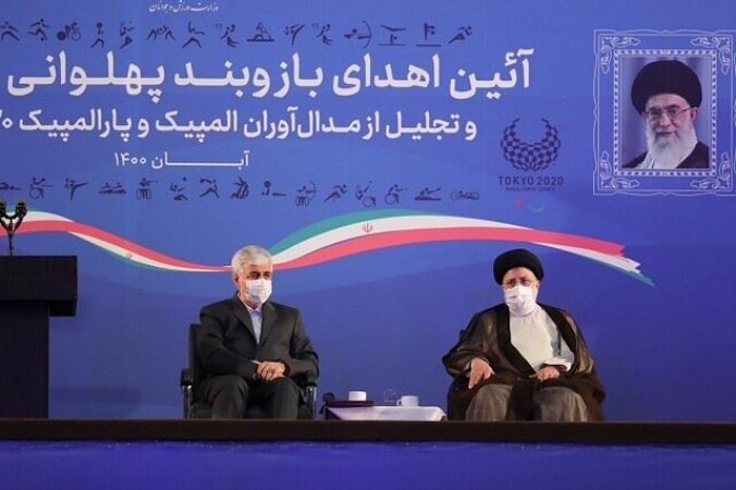 آیت‌الله رئیسی نشان پهلوانی را بر بازوی صادق‌زاده بست