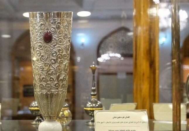 جدیدترین آثار اهدایی به رهبر معظم انقلاب در موزه آستان قدس رضوی به‌نمایش گذاشته شد+ تصاویر