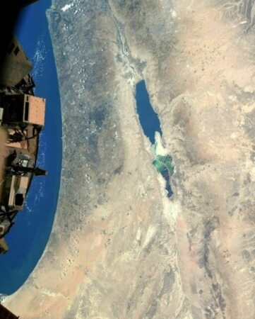 عکس فضانورد مقیم ایستگاه فضایی از 