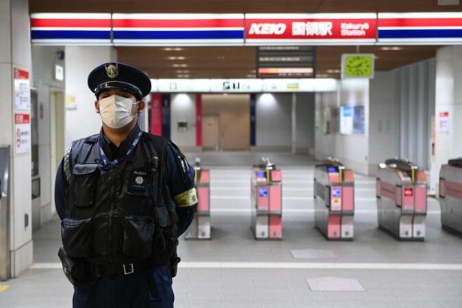 مردی با لباس جوکر 17 نفر را در مترو زخمی کرد