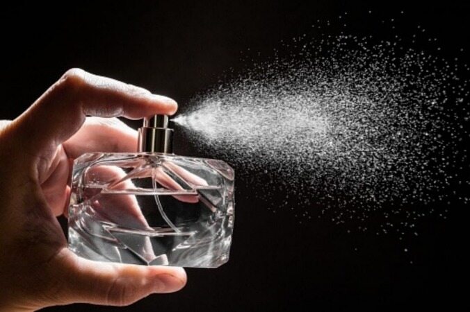 چرا وقتی به خودمان عطر می زنیم بوی عطرمان را حس نمی کنیم؟