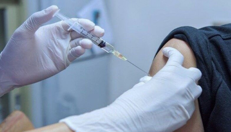 کارکنان ادارات دولتی که واکسن نزنند با انفصال از خدمت روبرو خواهند شد