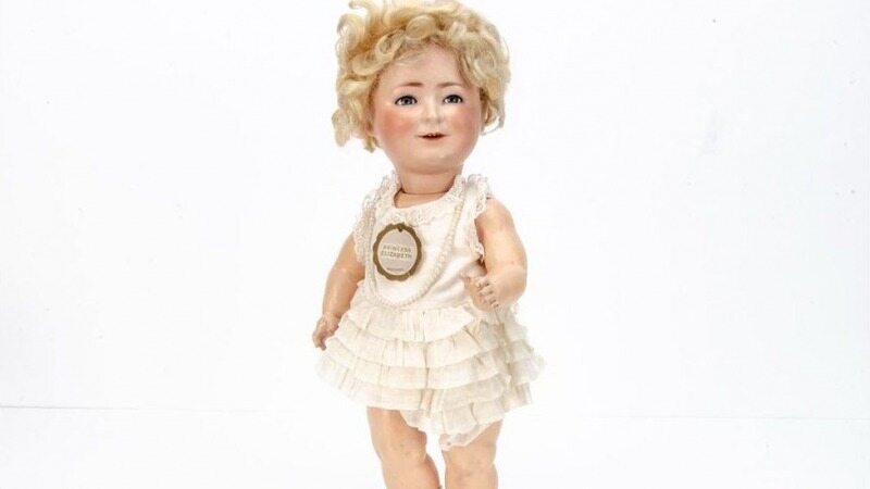 عروسک زیادی تپل ملکه انگلستان در حراجی فروخته می شود