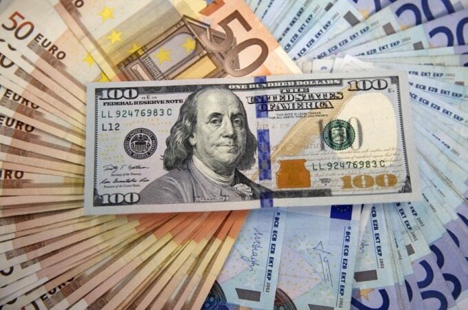 نوسان قیمت دلار و یورو در بازارهای مختلف 7 آذر