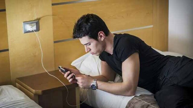 چرا شارژ کردن تلفن در طول شب مضر است؟
