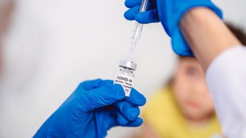 سالمندترین زن ایران و جهان دوز اول واکسن خود را در تربت جام زد