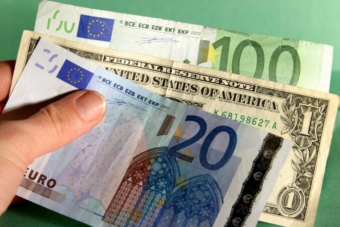 نوسان قیمت دلار و یورو در بازارهای مختلف 11 آذر