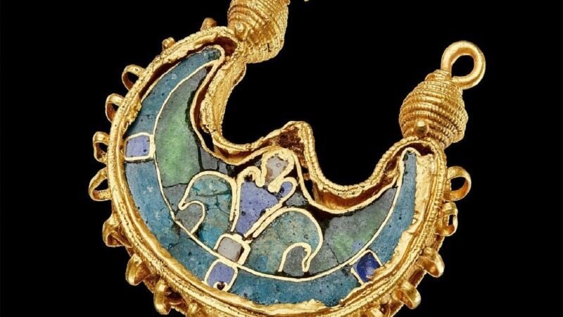 ماجرای عجیب کشف گوشواره طلا از قرن یازدهم!