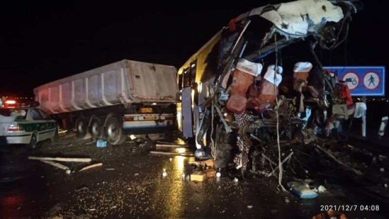 ۸ کشته و ۱۱ مجروح در برخورد تریلر با اتوبوس در محور کاشان - اصفهان