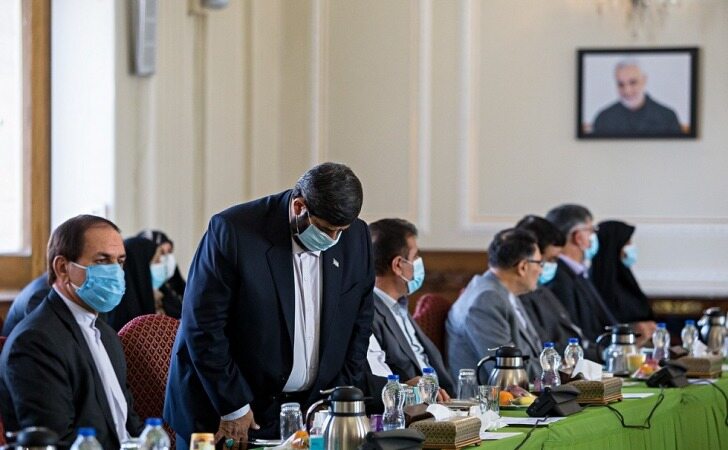  نماز خواندن یکی از حاضران وسط جلسه با امیرعبداللهیان+تصاویر