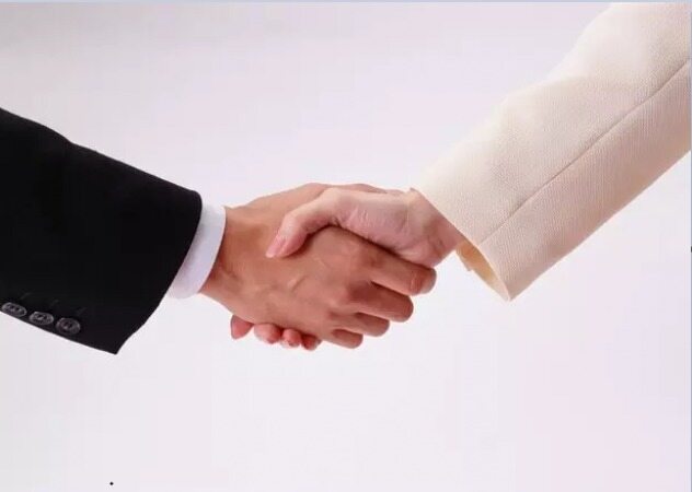 حکم دست دادن با نامحرم اگر ممانعت از این کار توهین تلقی شود