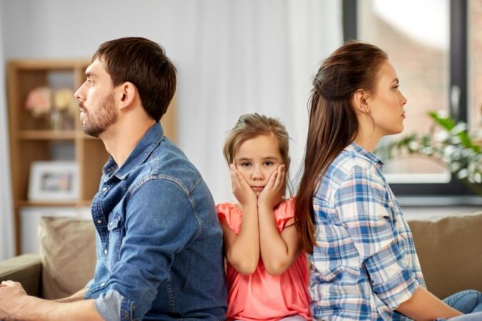 اگر از همسرتان عصبانی هستید جلوی فرزندتان سکوت کنید