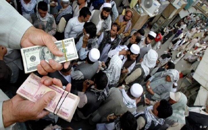 سقوط ارزش پول افغانستان، افزایش قیمت‌ها و بحران در اقتصاد