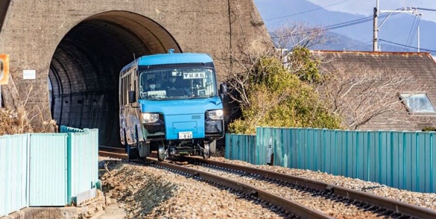 اتوبوسی که قطار می‌شود در ژاپن به راه افتاد