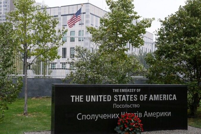 وزارت خارجه آمریکا گزارش خروج خانواده دیپلمات‌ها از سفارتش در اوکراین را رد کرد