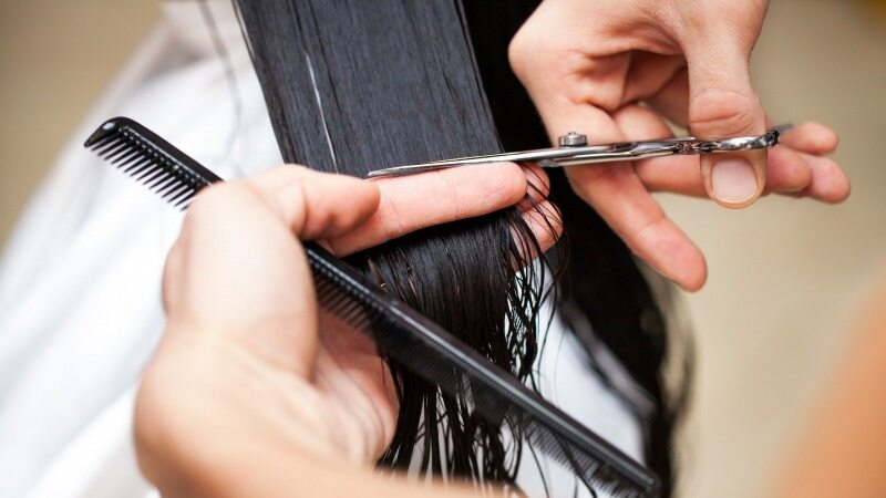 با این روش آرایشگر موهای خود باشید و در خانه موهایتان را کوتاه کنید
