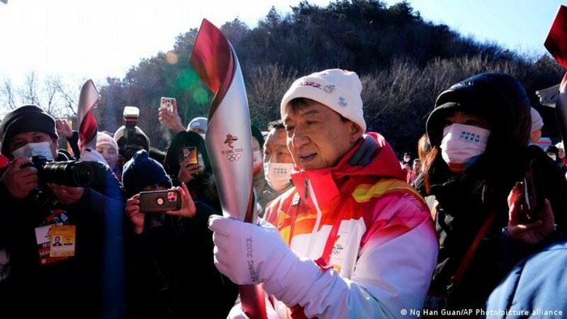 جکی چان مشعل المپیک زمستانی را حمل کرد