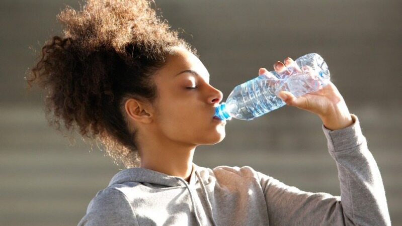 تحقیقات جدید: نوشیدن آب معدنی می تواند باعث چاقی شما شود