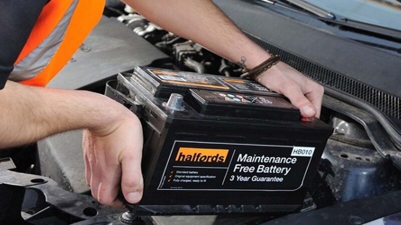 ۱۰ اشتباه رایج که عمر باتری خودرو را کم می‌کنند