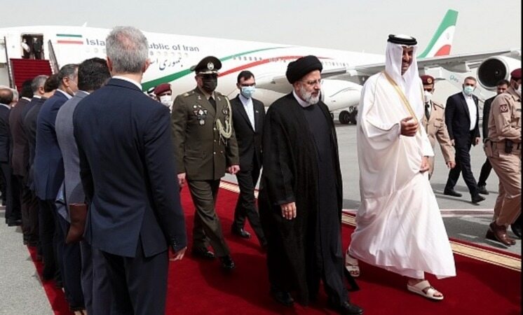 استقبال امیر قطر از رئیسی در فرودگاه؛ تیتر رسانه‌های عربی
