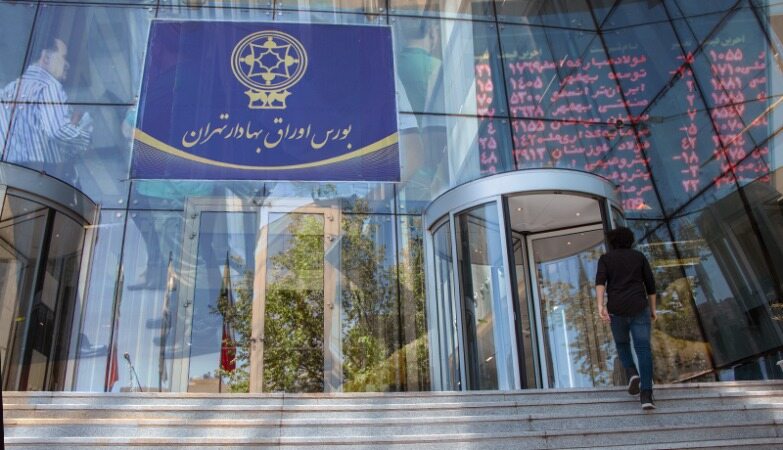 عقب‌نشینی شاخص بورس در نخستین روز معاملاتی هفته