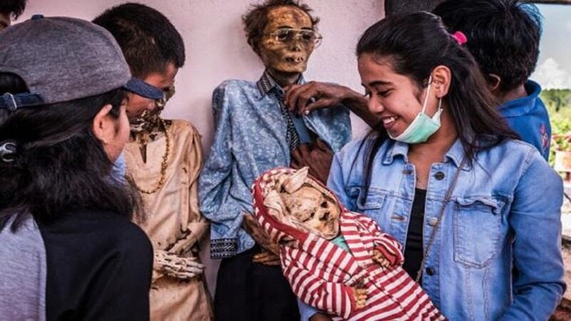 زندگی قبیله اندونزیایی با مردگان! + تصاویر