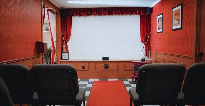 کوچک‌ترین سینمای جهان با سیزده صندلی! +عکس